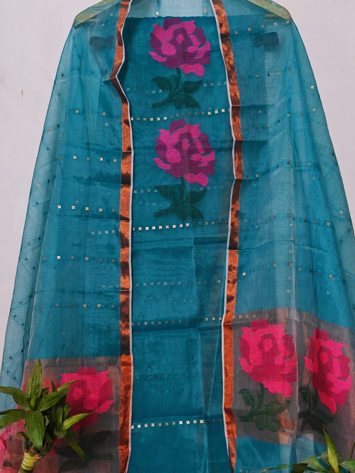 𝓡𝓸𝓼𝓪𝓵𝓲𝓷 silk muslin sequin-weaved needle Jamdani suit with tissue palla Jamdani dupatta by Rihyaaz, showcasing intricate handloom craftsmanship and elegant traditional detailing.