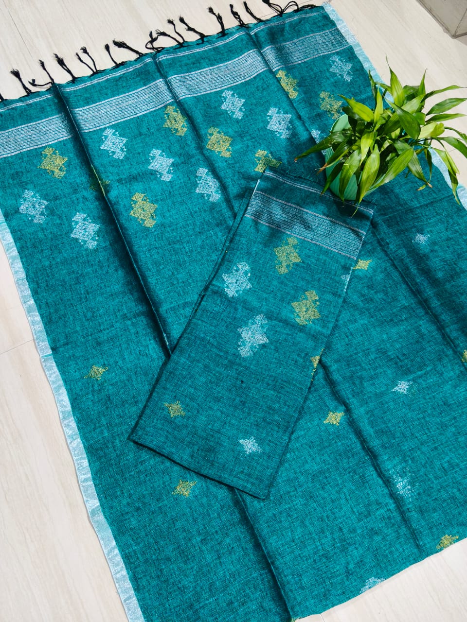 Inca Pure Linen Saree with Intricate dual zari weaving by Rihyaaz – elegant premium linen saree with a lightweight, breathable texture and graceful traditional drape.