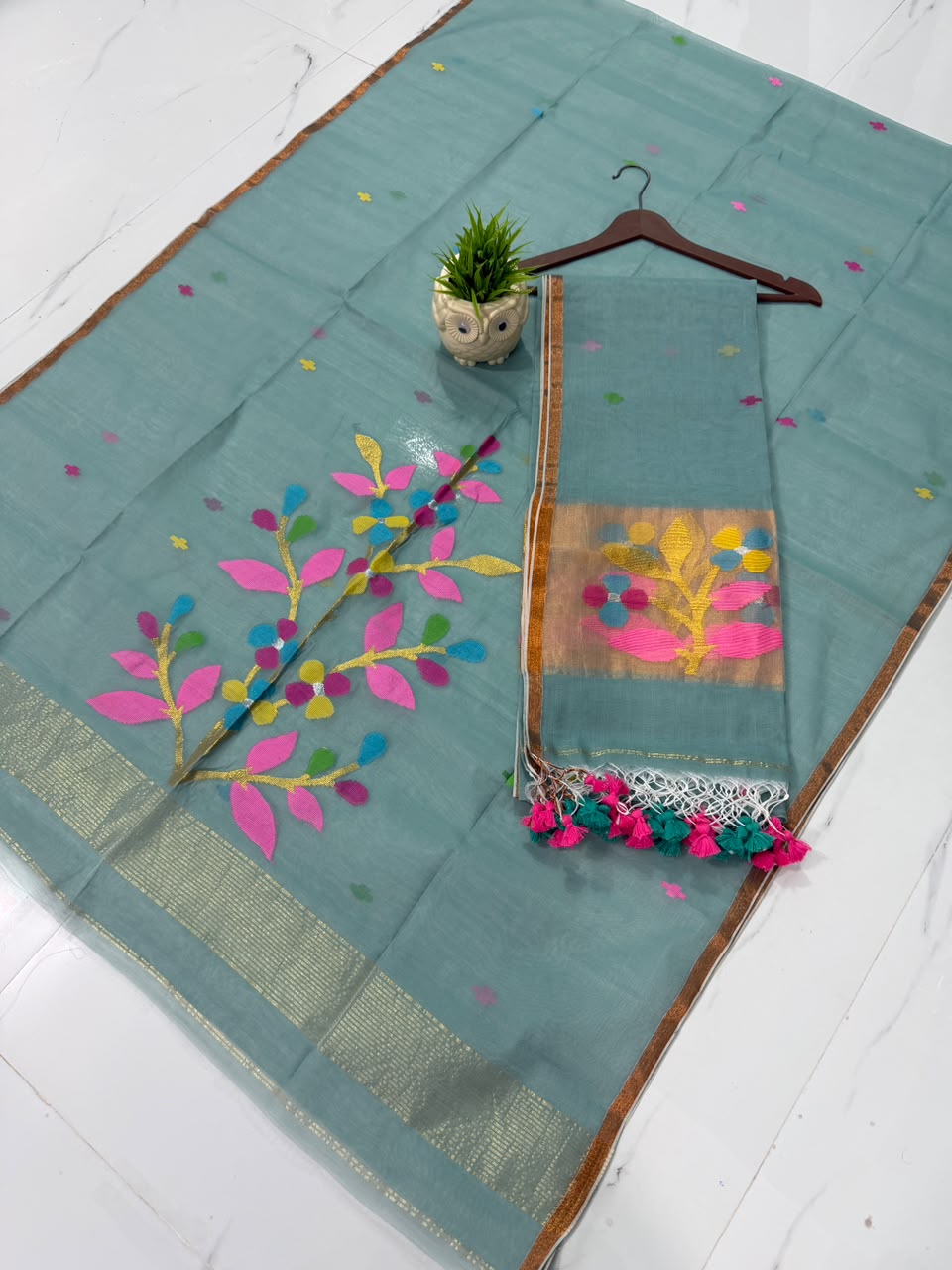 Muslin Jamdani handwoven suit set with 2.5-meter top and 2.5-meter dupatta featuring elegant tassels by Rihyaaz.