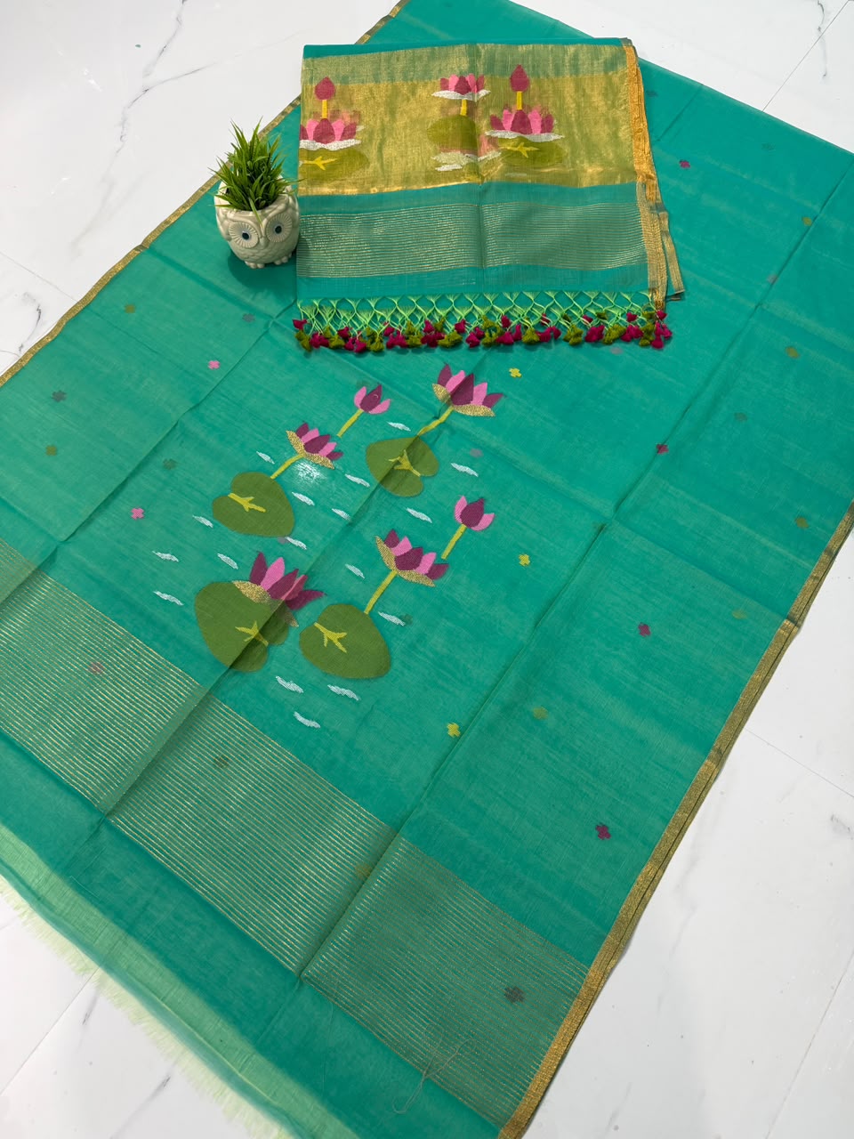 Rihyaaz handwoven Muslin Paithani Jamdani suit set with 2.5-meter top and 2.5-meter tassel-detail dupatta