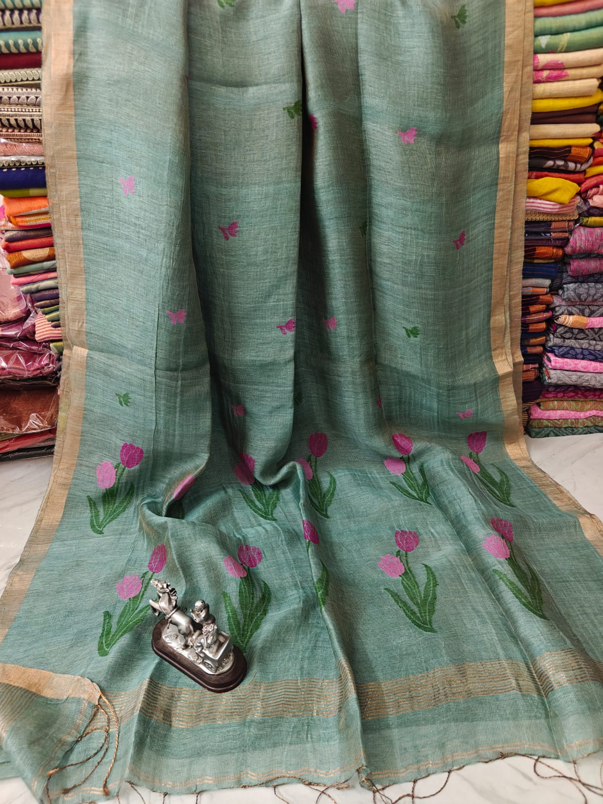 Lilac silk linen saree with intricate Jamdani weaved anchal by Rihyaaz, showcasing elegant traditional Indian handloom craftsmanship.