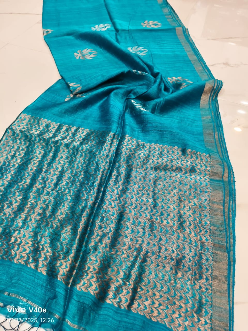Sapla dual zari Matka Benarasi saree with intricate zari Jamdani motifs and running Matka blouse piece by Rihyaaz.