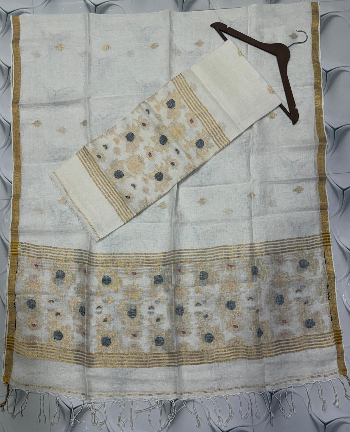 White zari weaved pure linen Jamdani suit set with 2.6 meter top and 2.5 meter Tassels dupatta by Rihyaaz 