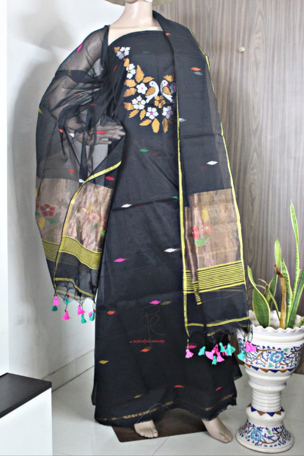 Chehak - muslin dual zari with meenakari handweave.
dupatta comes with tissue palla.