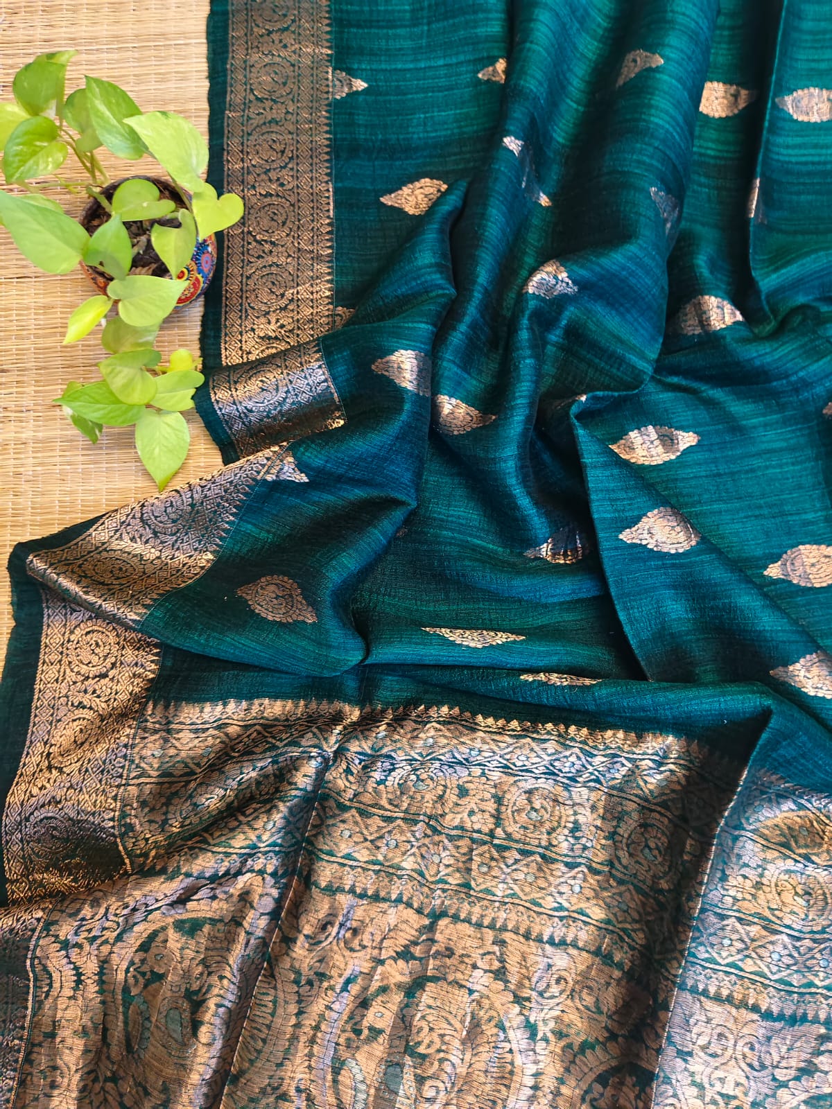 Premium pure Matka silk Benarasi saree with running Matka blouse piece by Rihyaaz