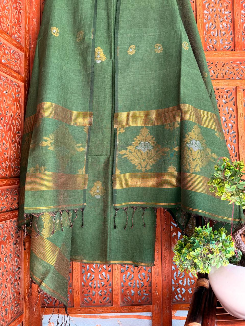 Jarau green organic 100 count linen by linen 2-piece suit with all-over needle Jamdani weaving on kurta and antique zari Meenakari work on both sides of the dupatta by Rihyaaz.