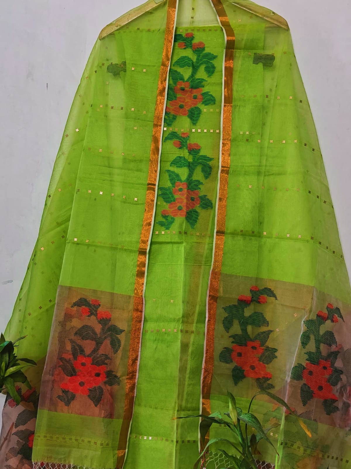 𝓜𝓪𝓷𝓭𝓮𝓵𝓵𝓪  -Muslin sequin Jamdani with floral needle weaved tissue palla