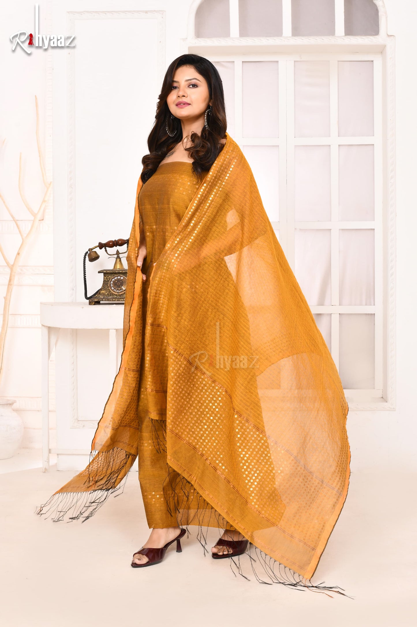 𝓗𝓮𝓮𝓻  Checkered tussar muslin suits with sequin Weaving