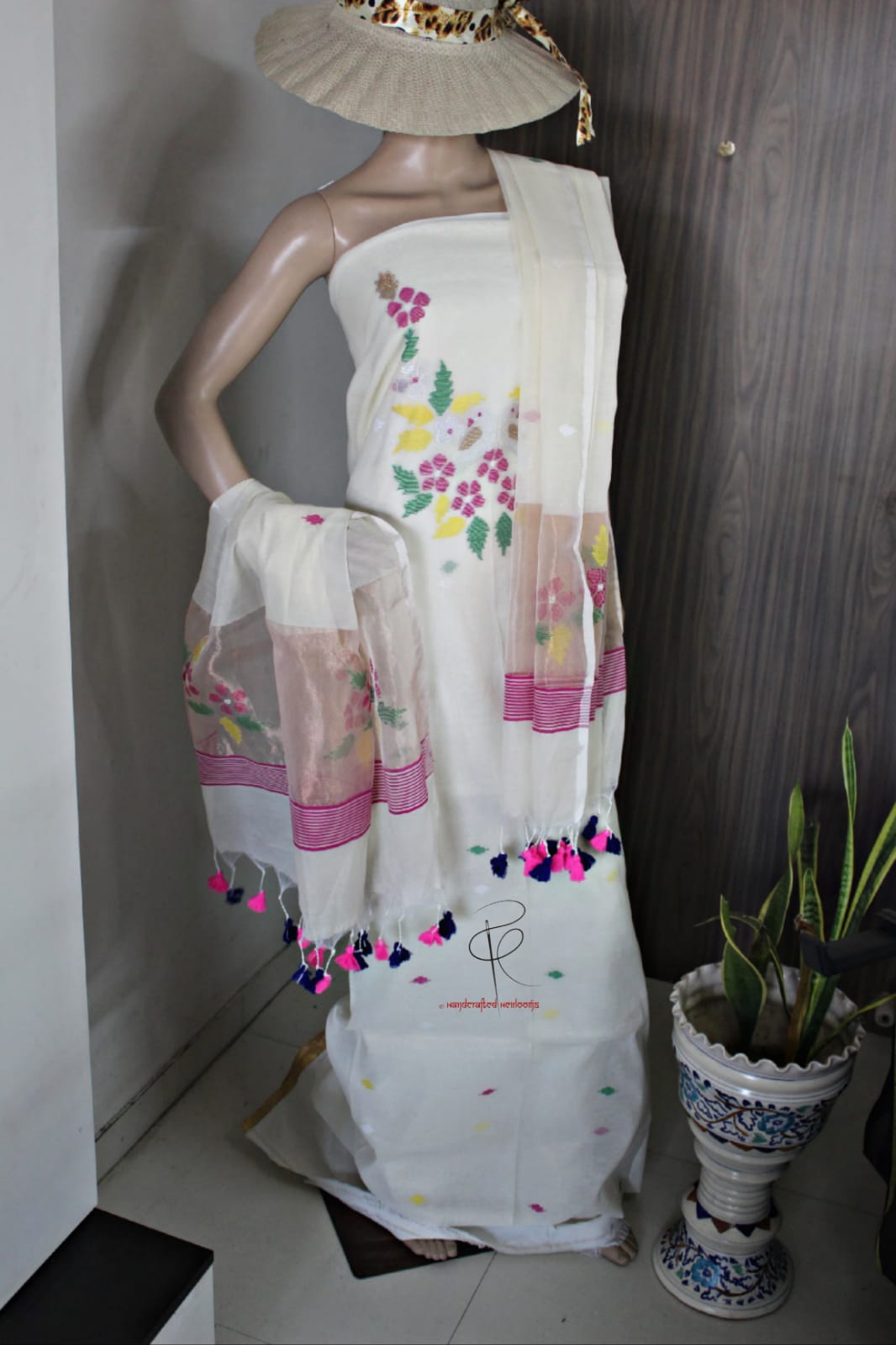 Chehak - muslin dual zari with meenakari handweave.
dupatta comes with tissue palla.