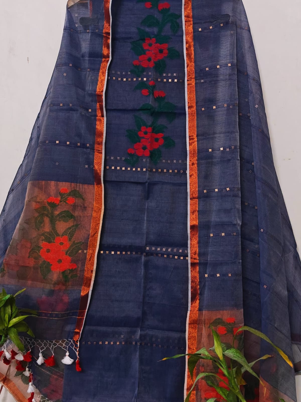 𝓜𝓪𝓷𝓭𝓮𝓵𝓵𝓪  -Muslin sequin Jamdani with floral needle weaved tissue palla