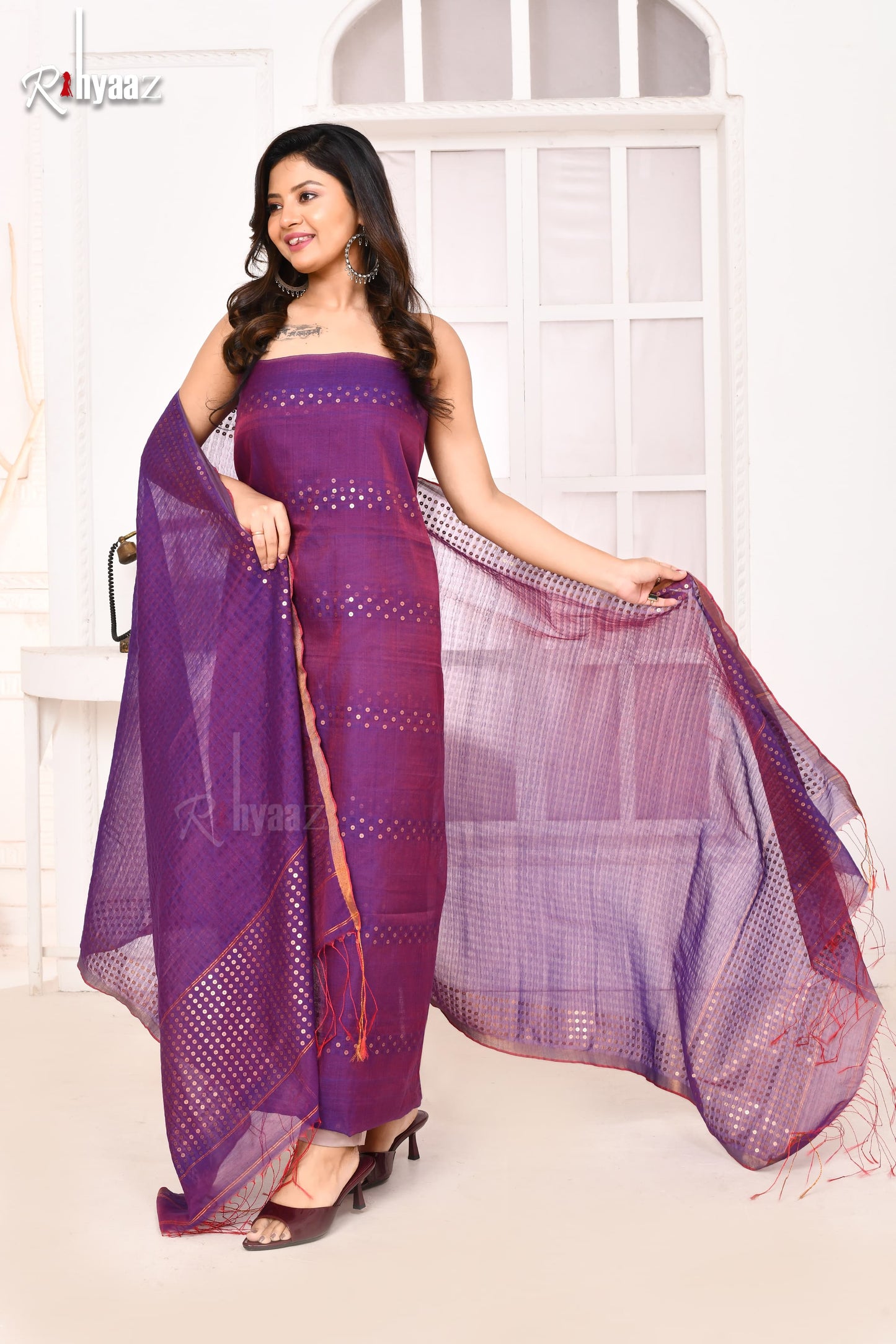 𝓗𝓮𝓮𝓻  Checkered tussar muslin suits with sequin Weaving