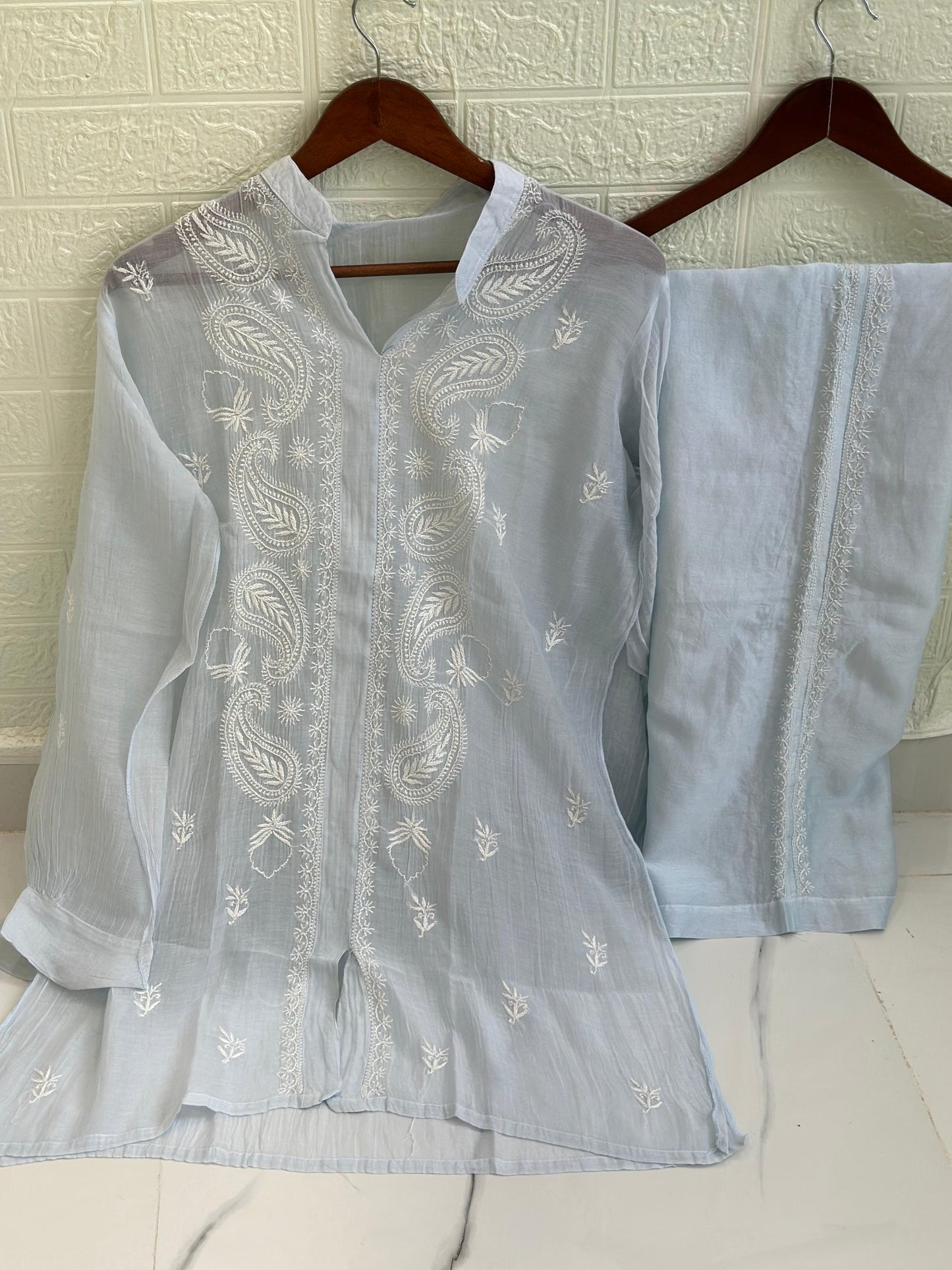 Luxurious Hand-Embroidered Chikankari Suit Set: Pure Mul Chanderi Shirt & Chanderi Silk Pant