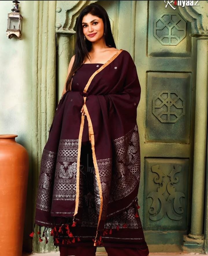 𝓣𝓻𝓪𝔂𝓪 Tissue Linen Korvai Border Suit by Rihyaaz, available in customisable colours and ready to dispatch.