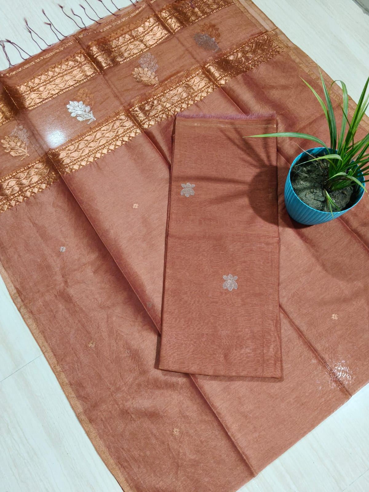 Rashi Silk Linen Lotus Jamdani Suit Set by Rihyaaz featuring a 3-meter silk linen top with a 2.5-meter tassel dupatta, showcasing elegant handwoven Lotus Jamdani craftsmanship.