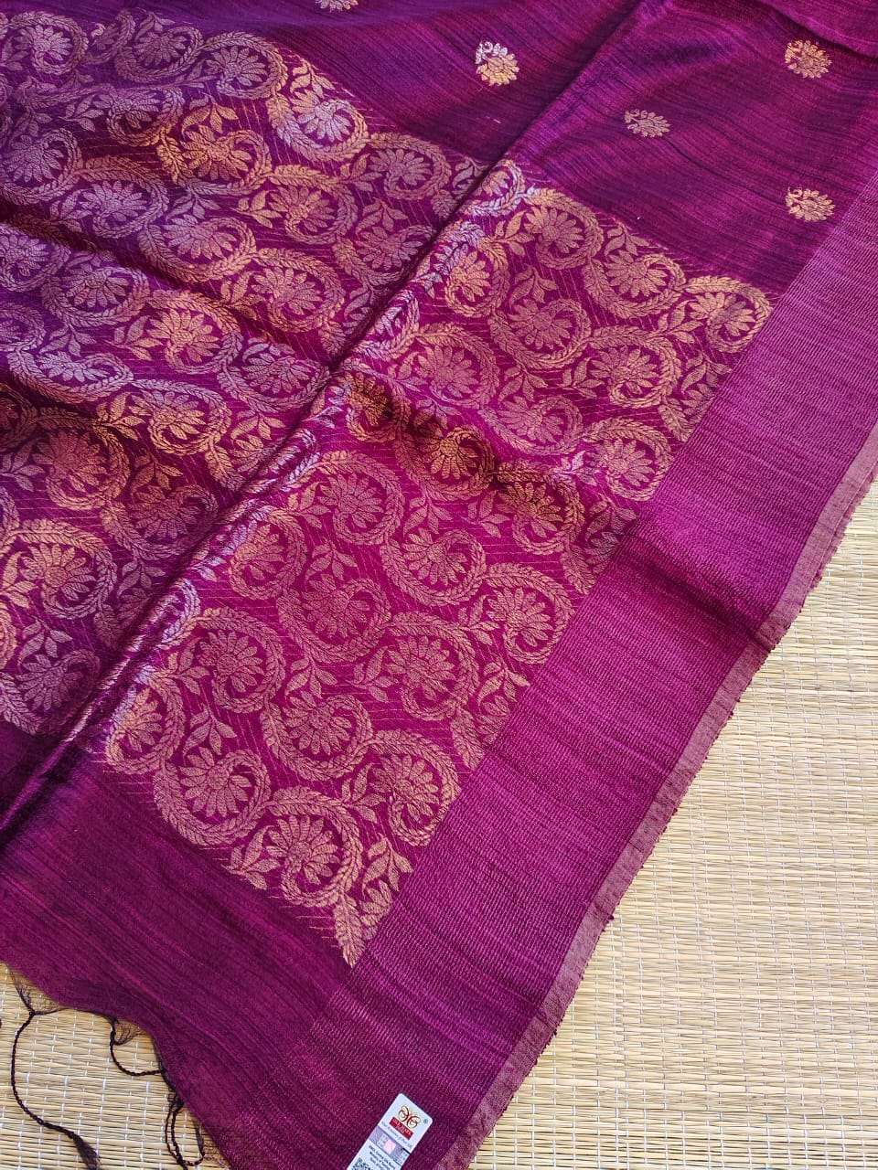 Onion Pink Festive Special premium-quality Matka saree featuring a beautiful Banarasi-pattern zari pallu, paired with a matching running Matka blouse piece. Silk Mark available. Elegant traditional saree for festive occasions, weddings, and celebrations by Rihyaaz.