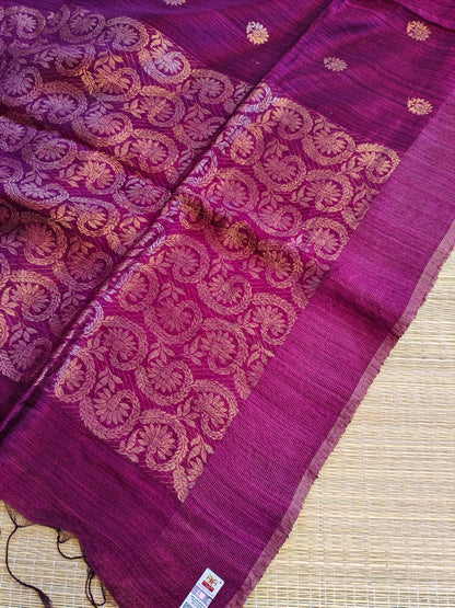 Onion Pink Festive Special premium-quality Matka saree featuring a beautiful Banarasi-pattern zari pallu, paired with a matching running Matka blouse piece. Silk Mark available. Elegant traditional saree for festive occasions, weddings, and celebrations by Rihyaaz.