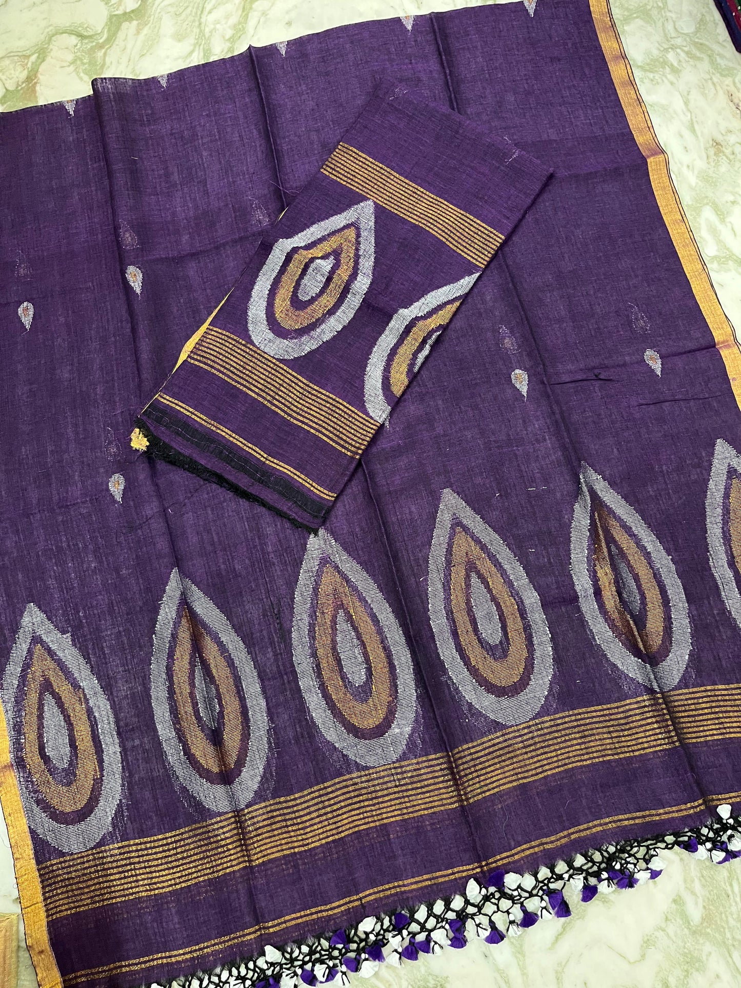 𝓑𝓲𝓷𝓭𝓾 – The Drop-Shaped Zari Weaved Elegance