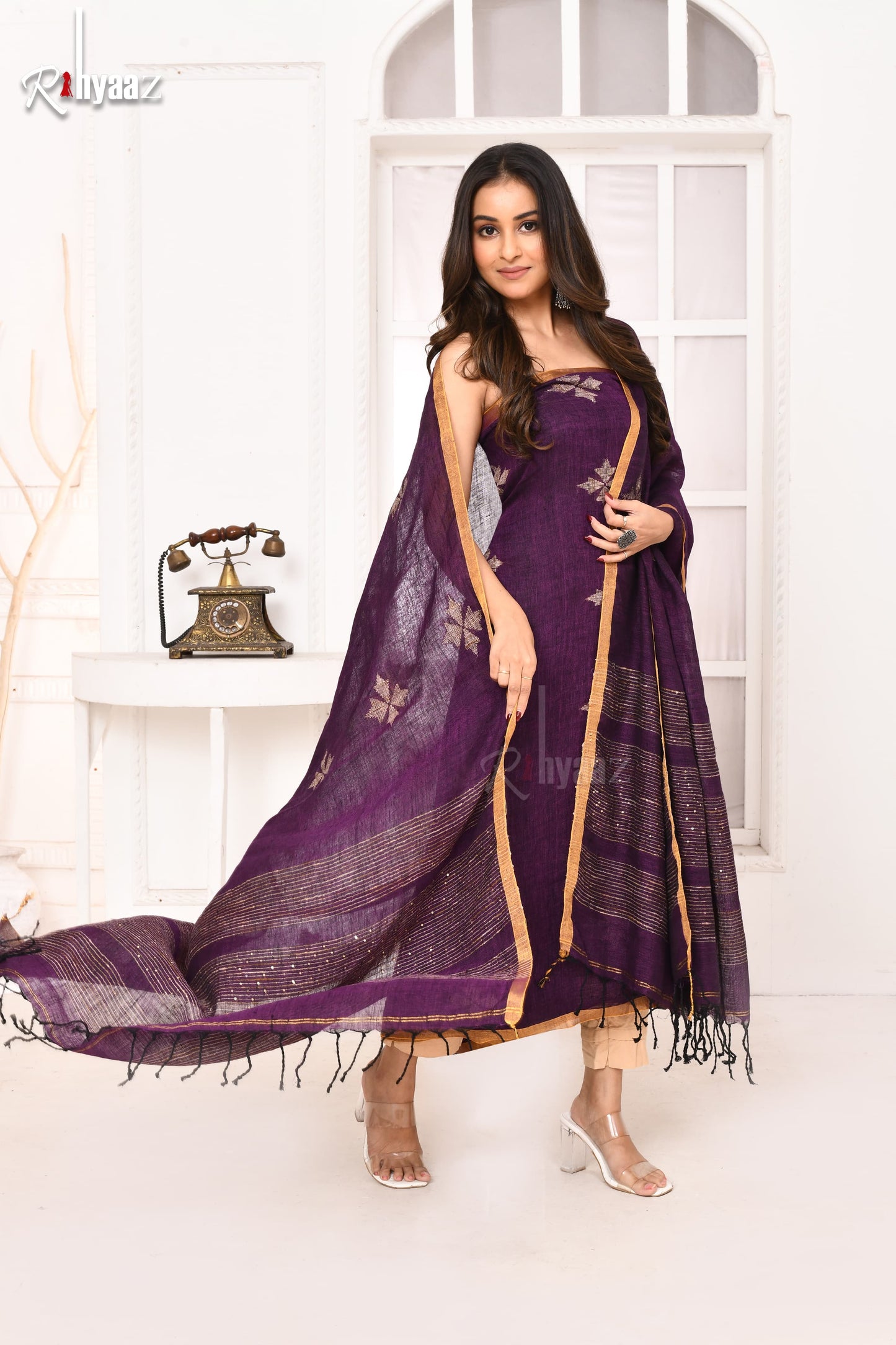 𝓟𝓪𝓵𝓪𝓼𝓱 – Ketiya Tussar Floral & Sequin Weaved Linen Jamdani Suits