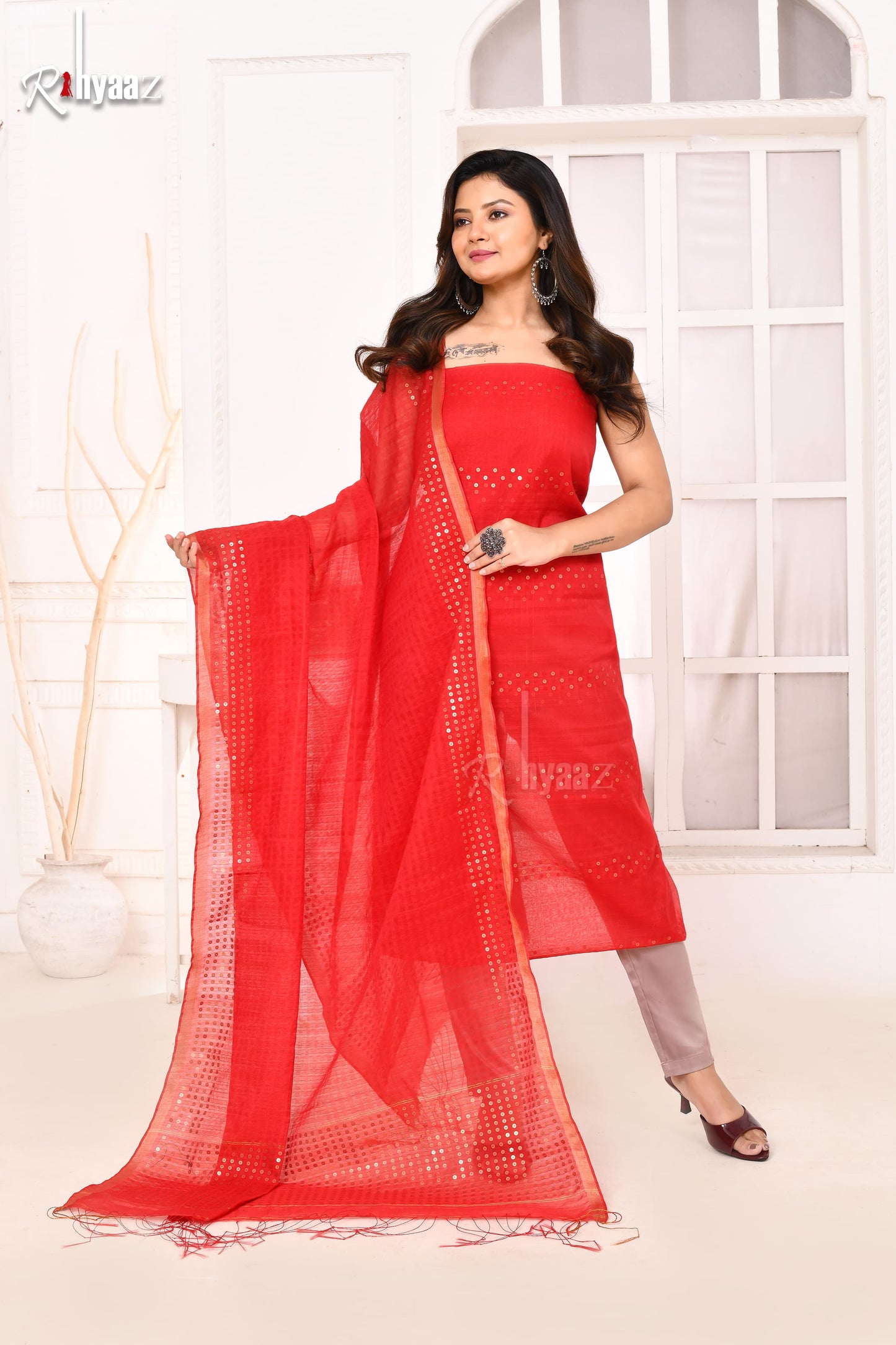 𝓗𝓮𝓮𝓻  Checkered tussar muslin suits with sequin Weaving