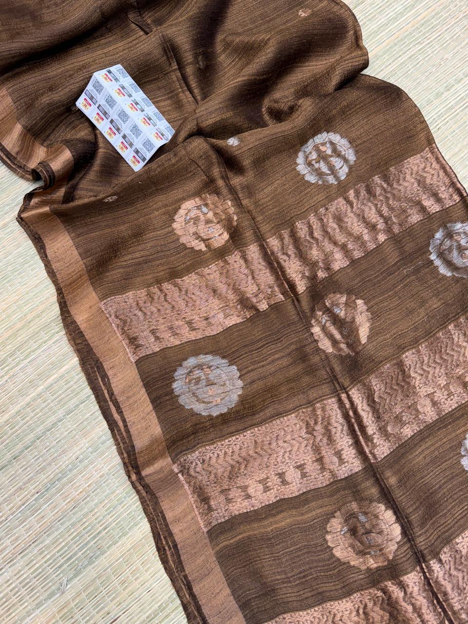 Mabesha by Rihyaaz – Handwoven Tussar by Tussar Jamdani saree with intricate needlework, elegant swan motifs, and matching running blouse piece.