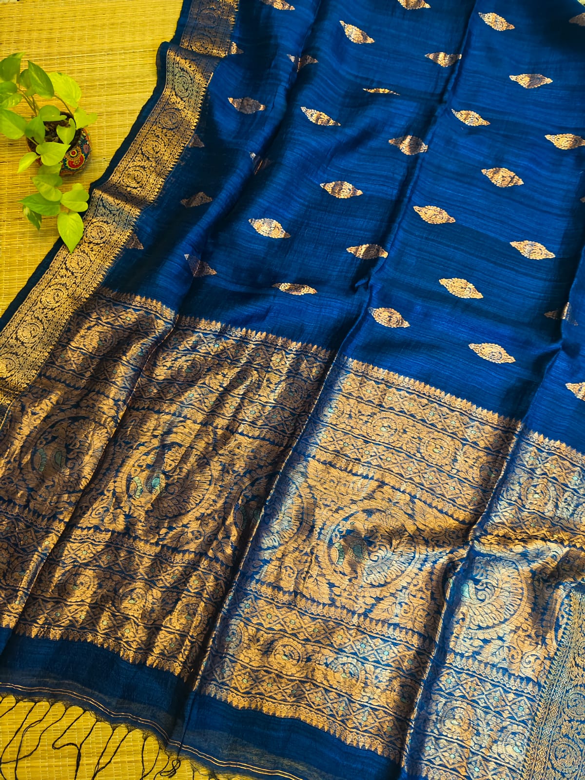 Premium pure Matka silk Benarasi saree with running Matka blouse piece by Rihyaaz
