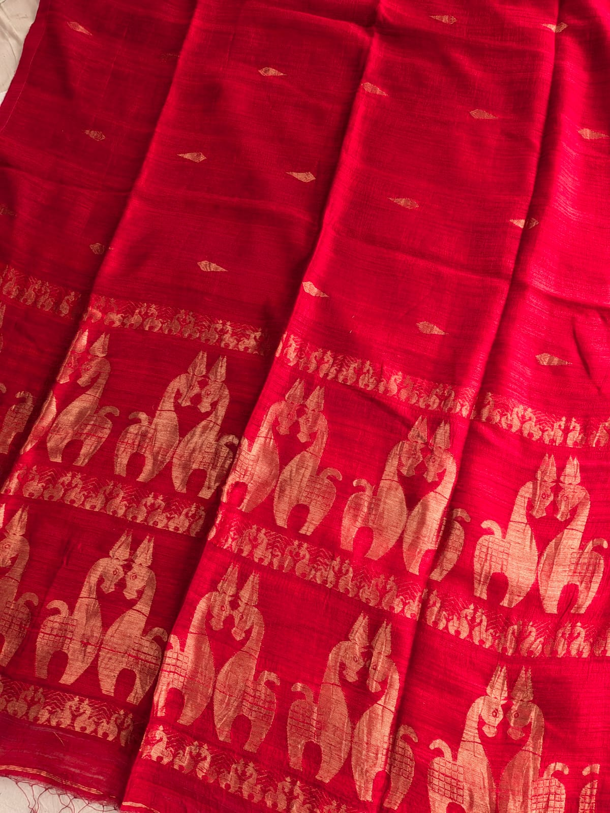 Durga red premium-quality Pure Matka Jamdani saree with traditional woven designs and running Matka blouse piece by Rihyaaz Fashions.