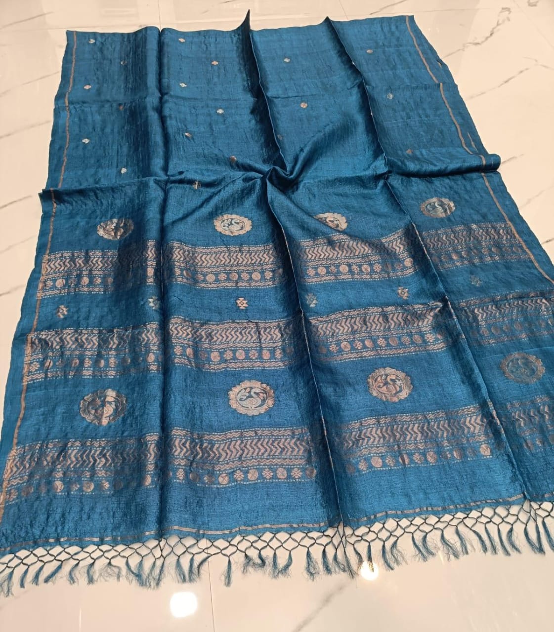 Mabesha by Rihyaaz – Handwoven Tussar by Tussar Jamdani saree with intricate needlework, elegant swan motifs, and matching running blouse piece.