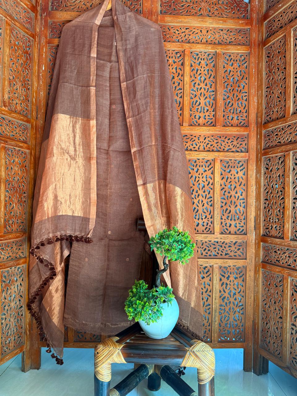 Rutba – Broad Zari Palla Dupatta with Polka Dot Linen Suit | Rihyaaz