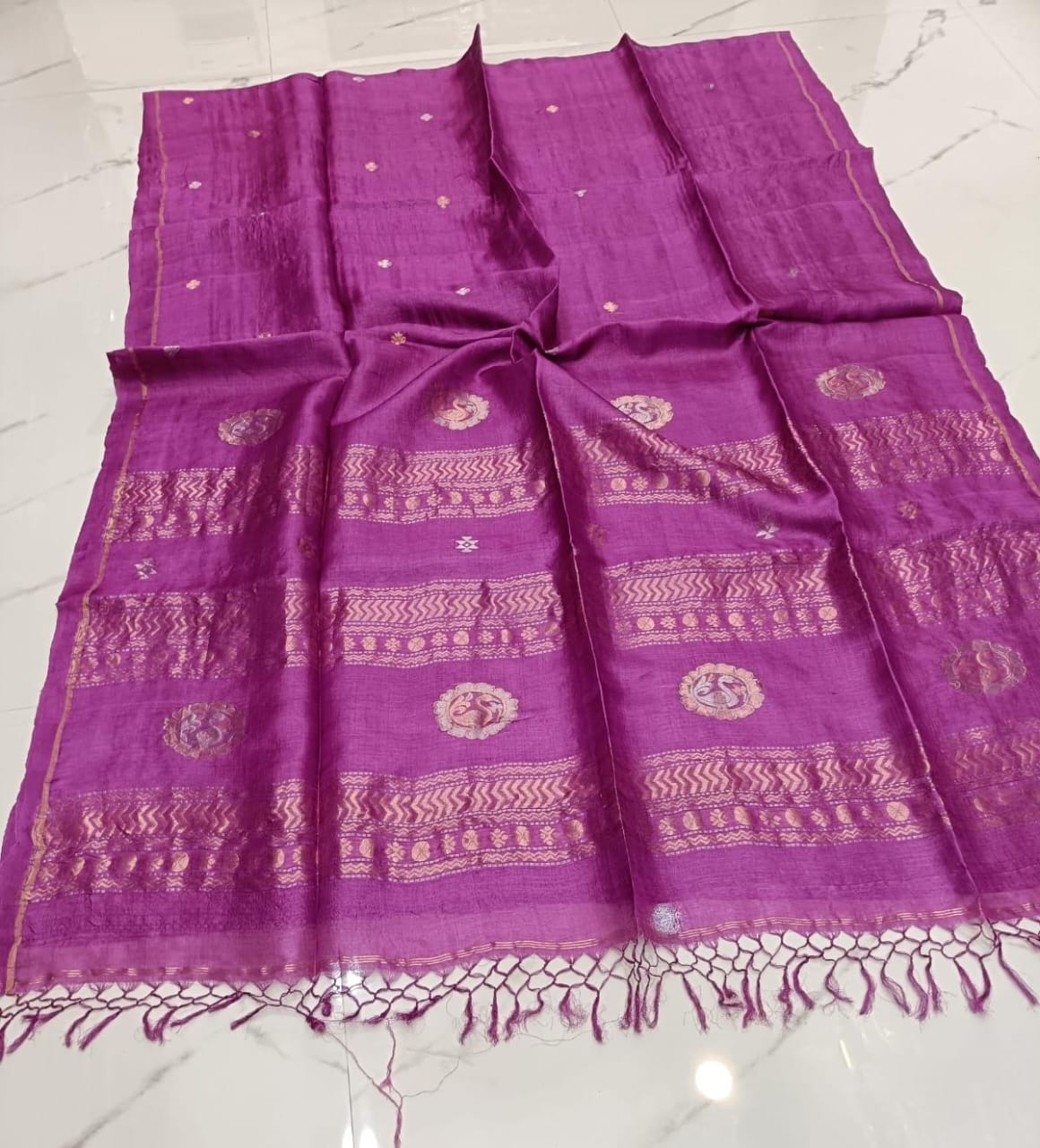 Mabesha by Rihyaaz – Handwoven Tussar by Tussar Jamdani saree with intricate needlework, elegant swan motifs, and matching running blouse piece.