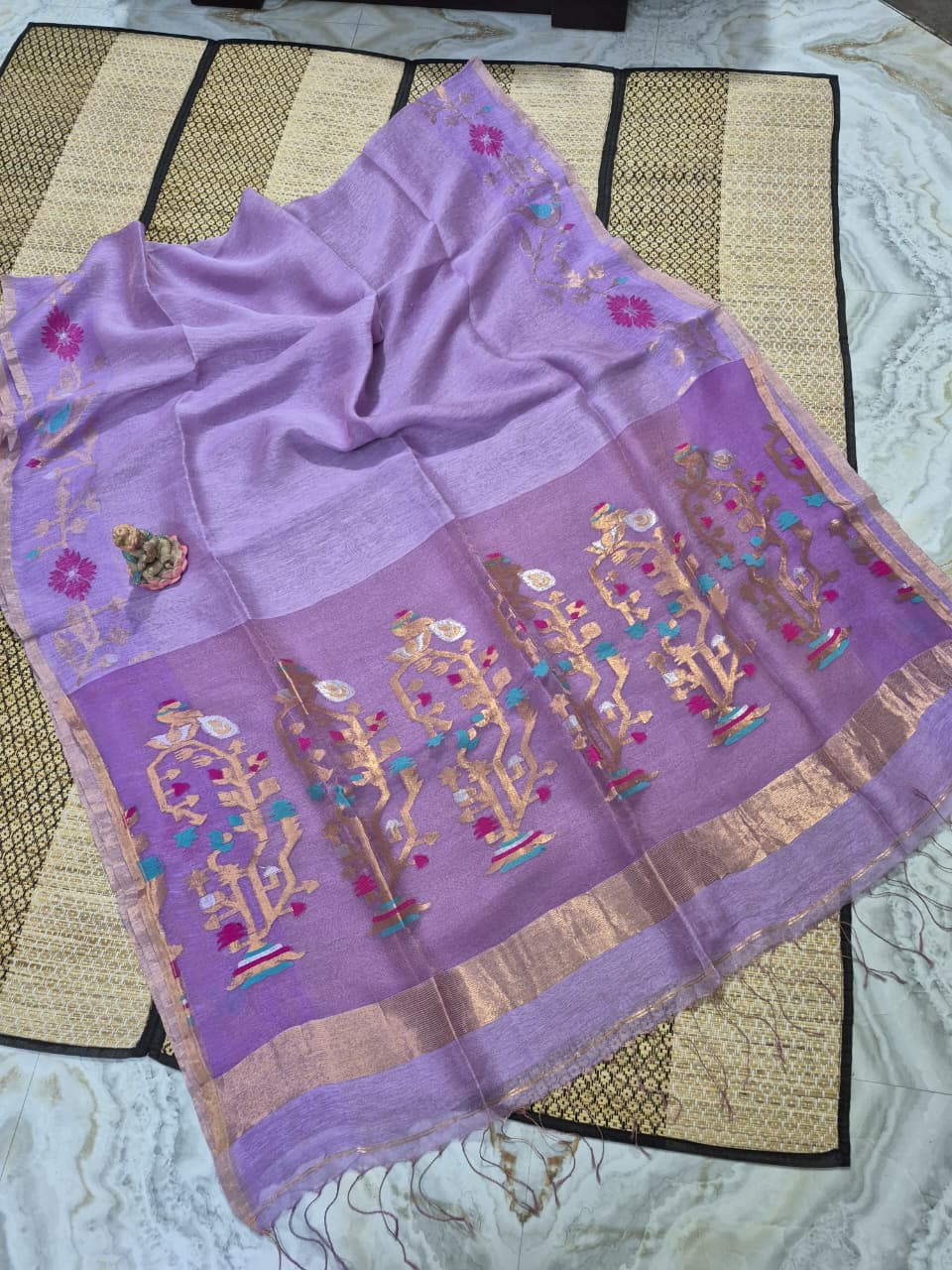 ✨Khori Silk Tissue Linen Needle Karat Jamdani Saree with Resham Jamdani Palla
✨