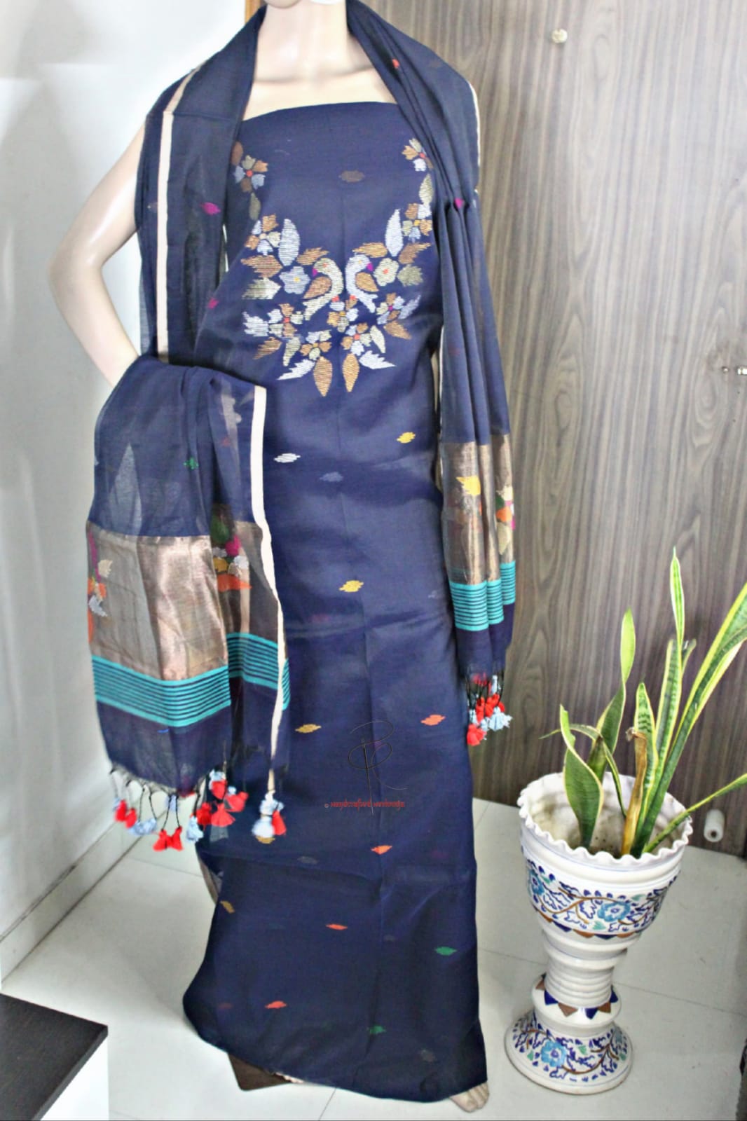 Chehak - muslin dual zari with meenakari handweave.
dupatta comes with tissue palla.