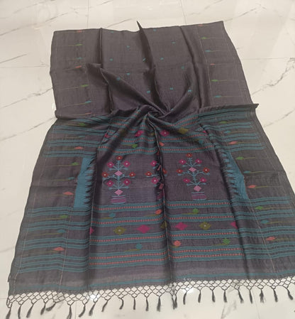 Swarnim Gray Paithani Bengal Tussar saree with intricate Jamdani weaving and running blouse piece by Rihyaaz Fashions.