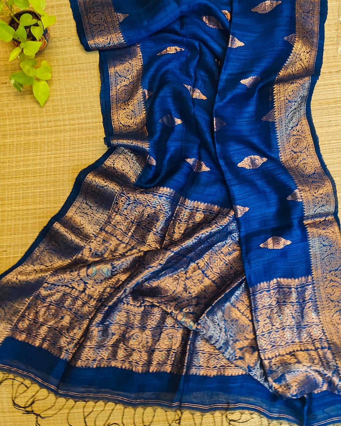 Premium pure Matka silk Benarasi saree with running Matka blouse piece by Rihyaaz