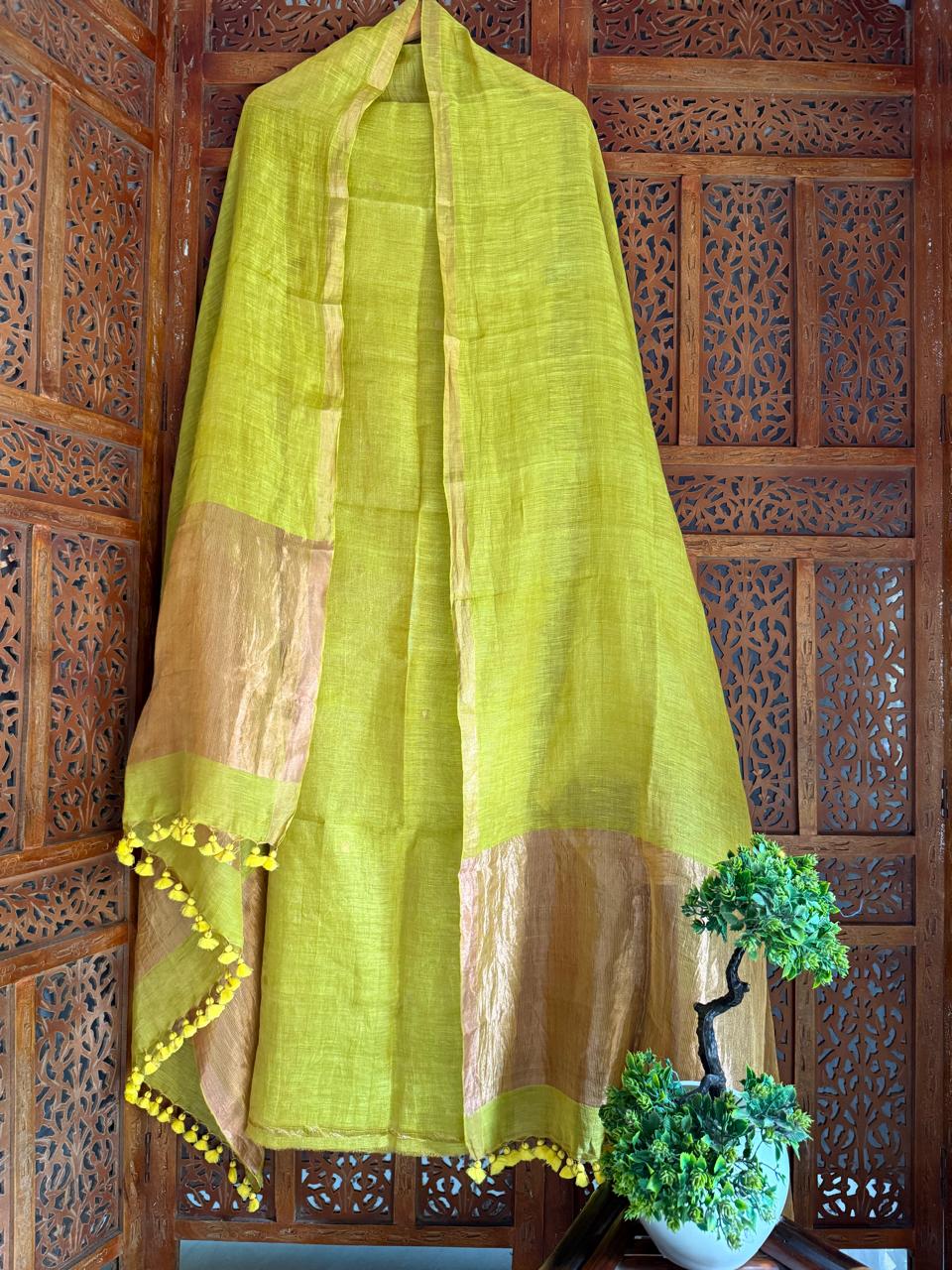 Rutba – Broad Zari Palla Dupatta with Polka Dot Linen Suit | Rihyaaz