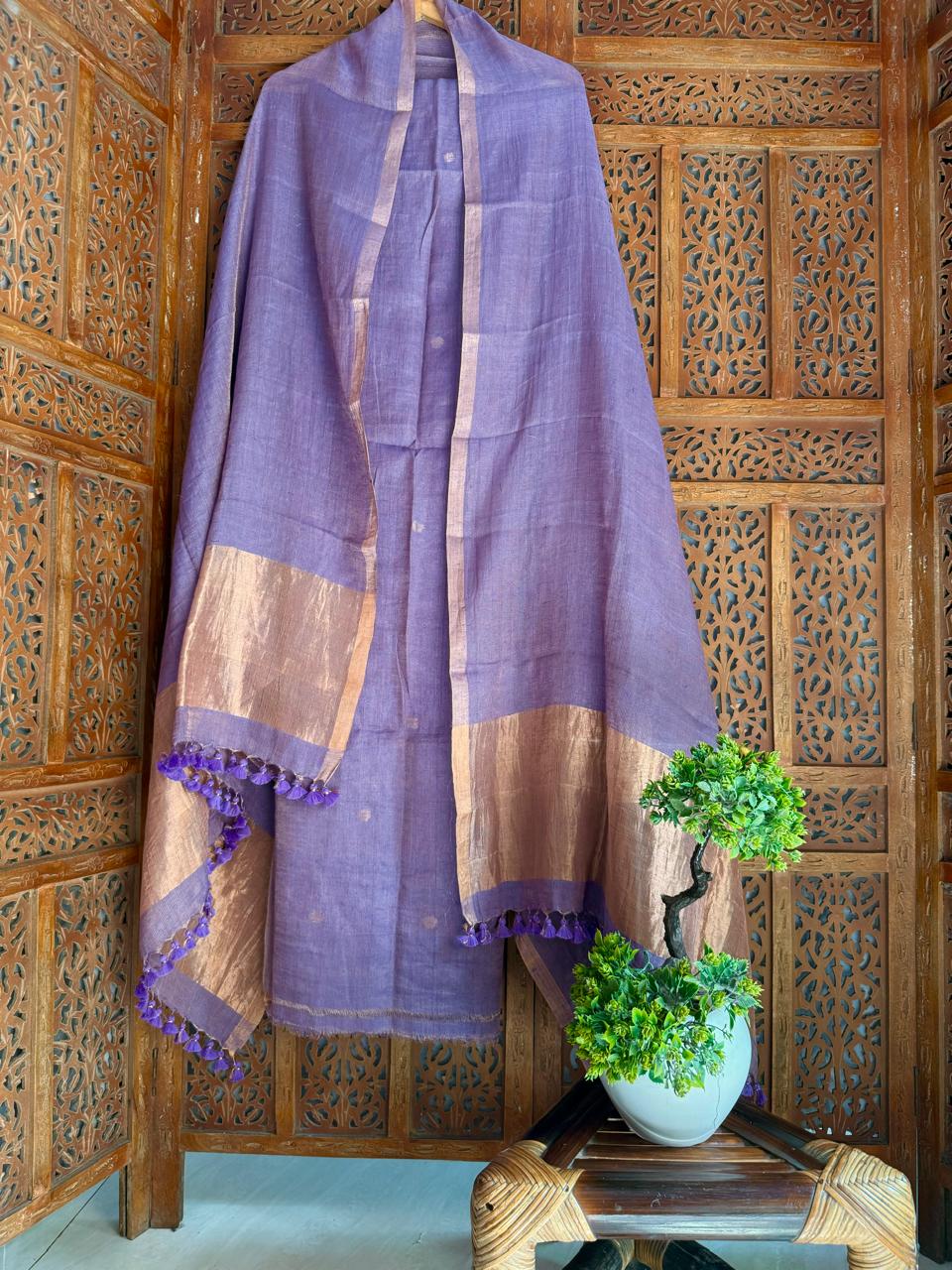 Rutba – Broad Zari Palla Dupatta with Polka Dot Linen Suit | Rihyaaz