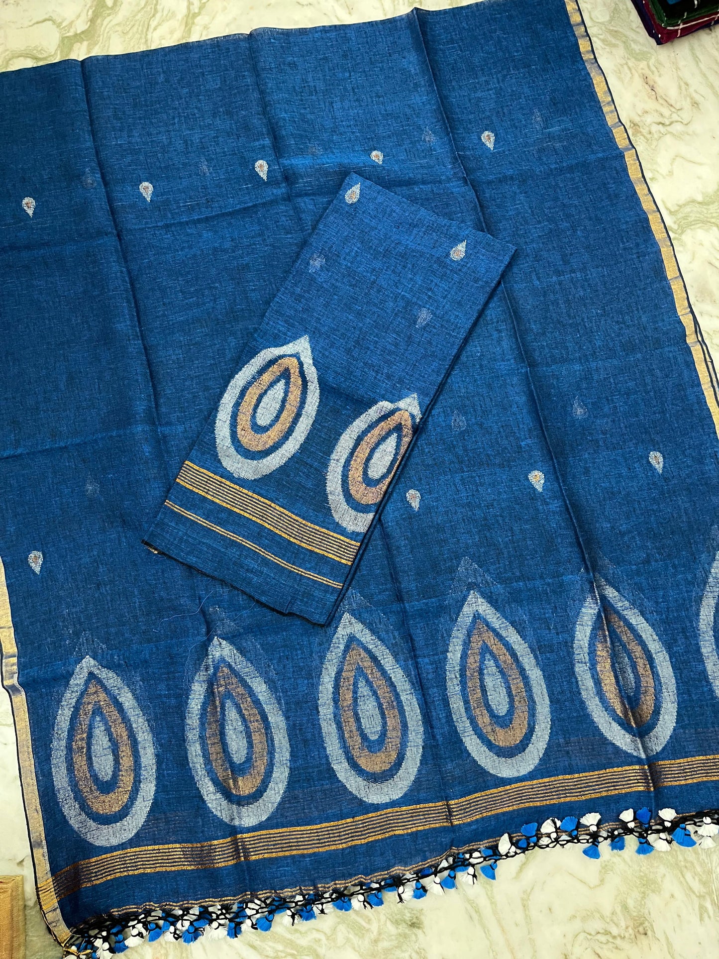 𝓑𝓲𝓷𝓭𝓾 – The Drop-Shaped Zari Weaved Elegance