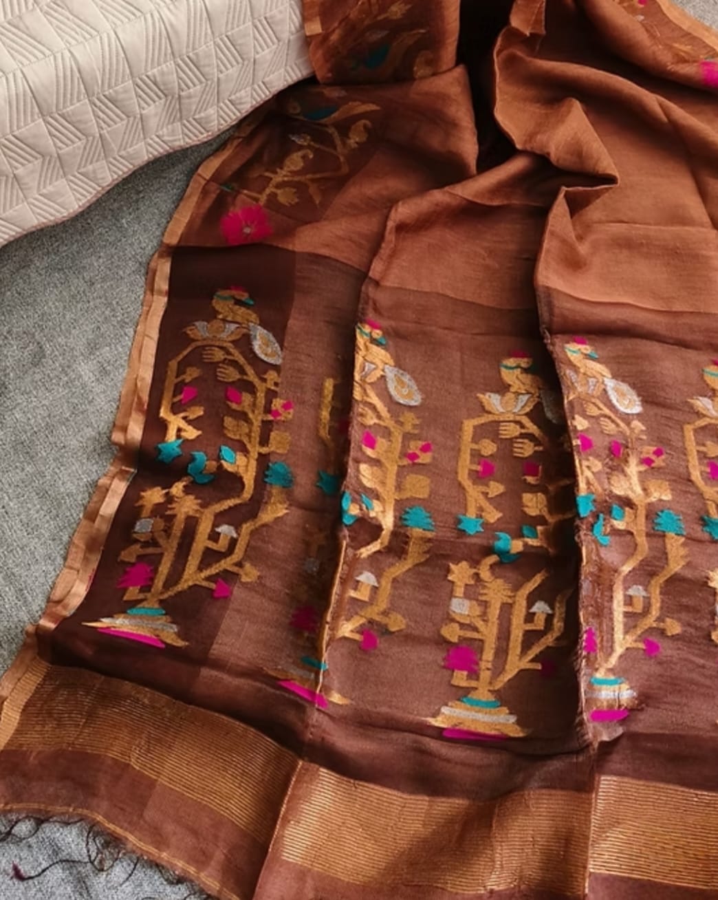 ✨Khori Silk Tissue Linen Needle Karat Jamdani Saree with Resham Jamdani Palla
✨