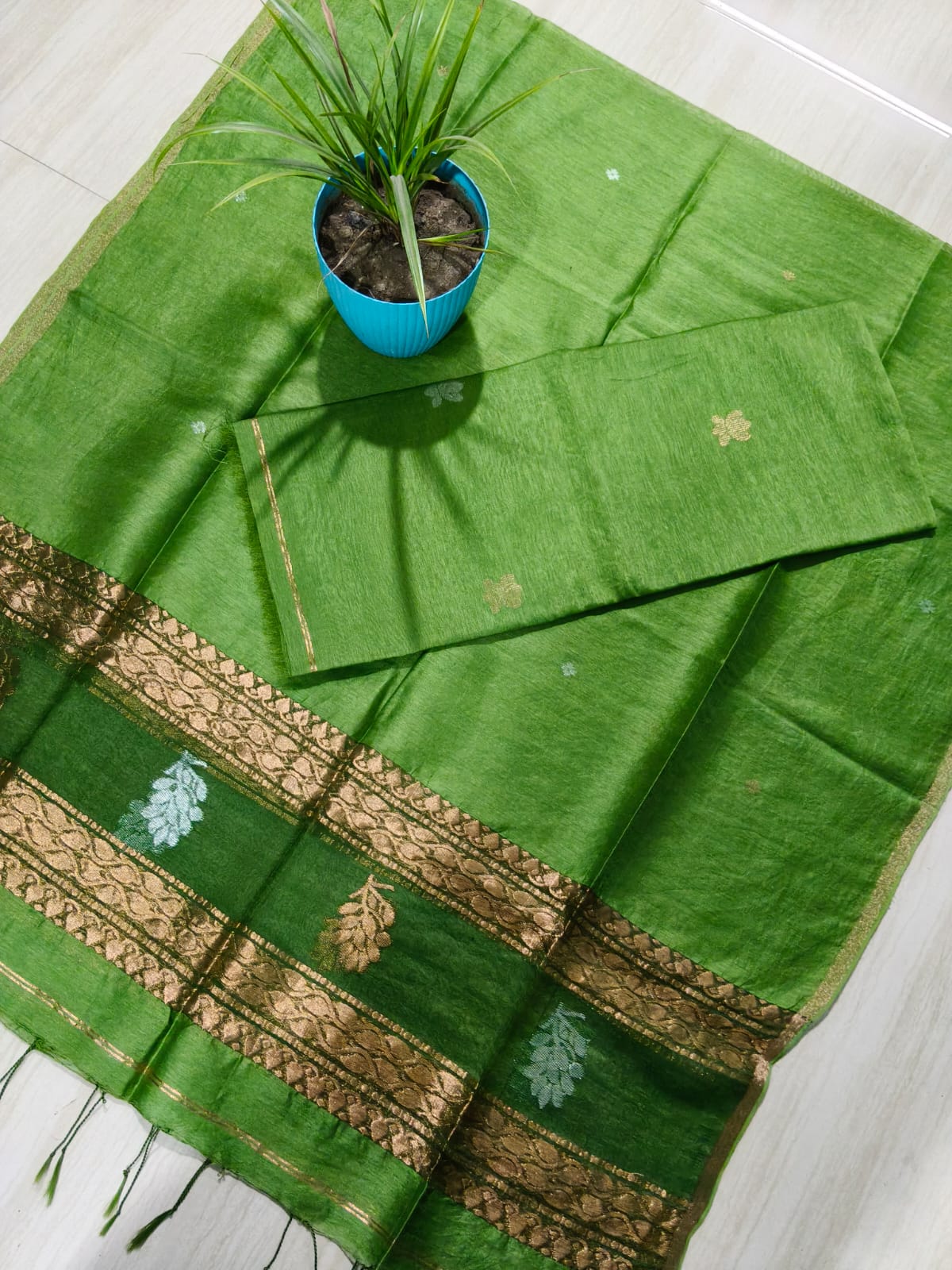 Rashi Silk Linen Lotus Jamdani Suit Set by Rihyaaz featuring a 3-meter silk linen top with a 2.5-meter tassel dupatta, showcasing elegant handwoven Lotus Jamdani craftsmanship.