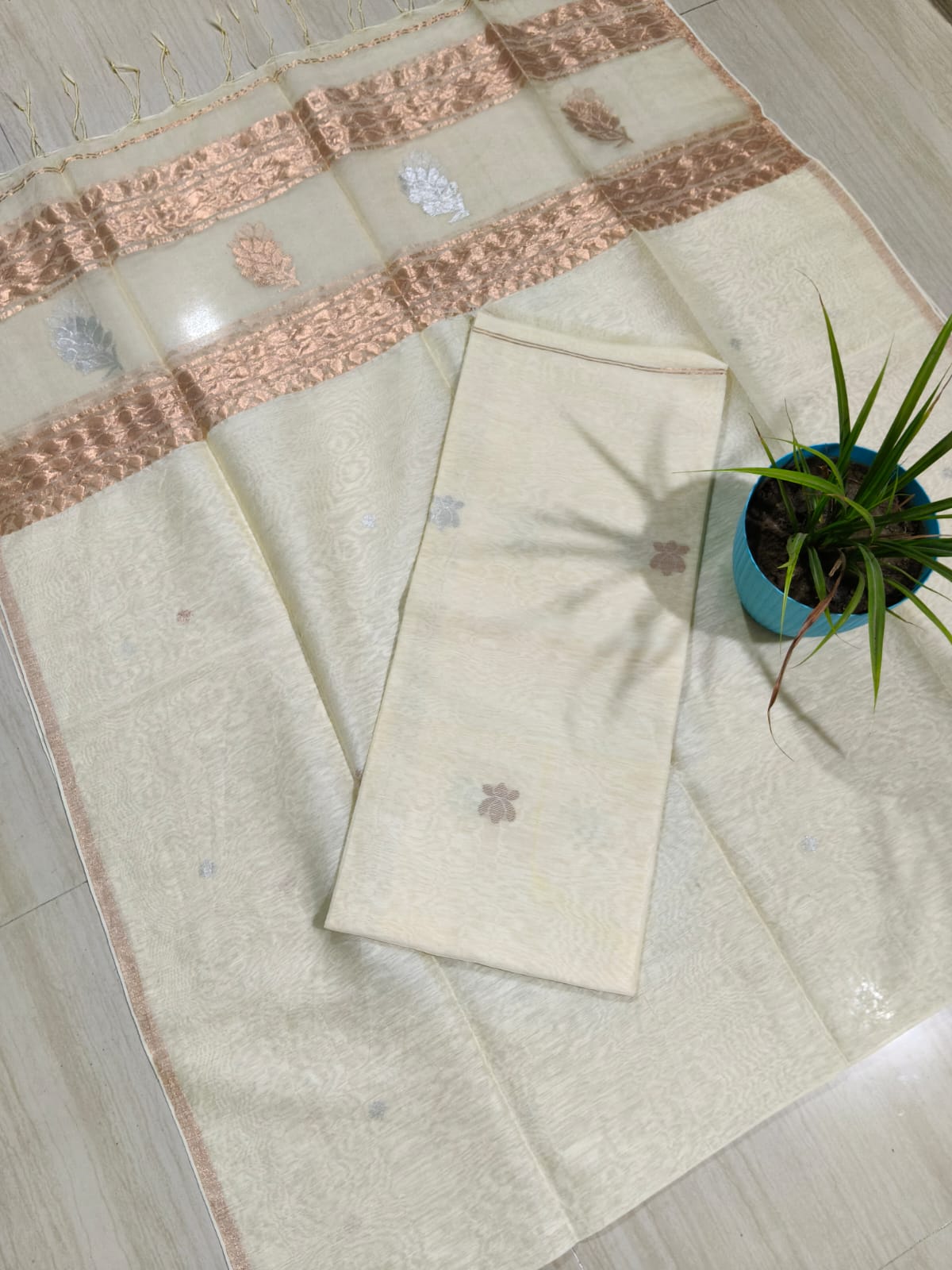 Rashi Silk Linen Lotus Jamdani Suit Set by Rihyaaz featuring a 3-meter silk linen top with a 2.5-meter tassel dupatta, showcasing elegant handwoven Lotus Jamdani craftsmanship.