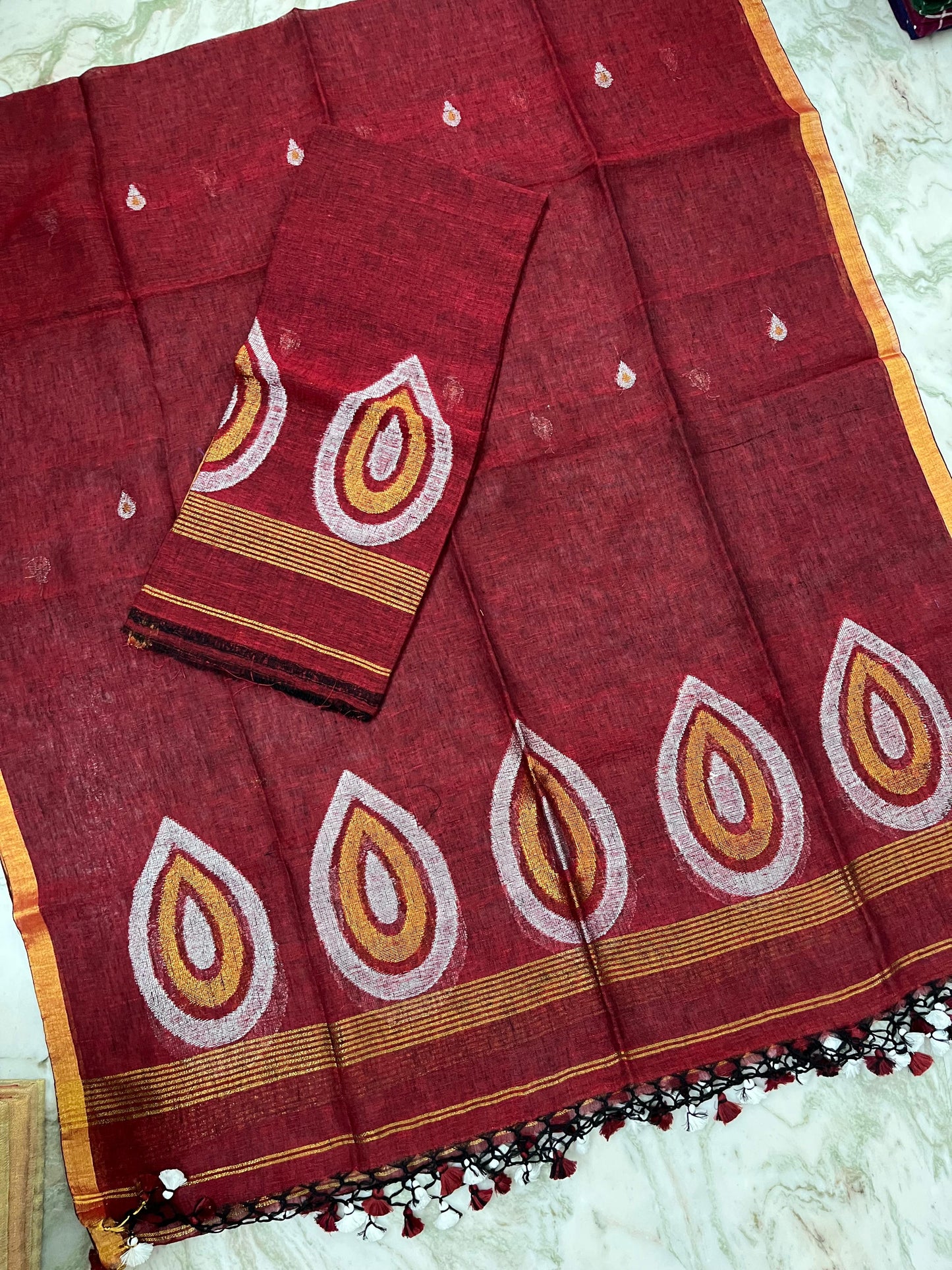 𝓑𝓲𝓷𝓭𝓾 – The Drop-Shaped Zari Weaved Elegance