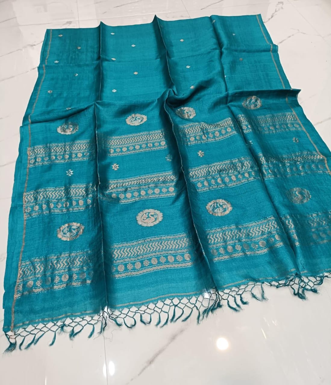 Mabesha by Rihyaaz – Handwoven Tussar by Tussar Jamdani saree with intricate needlework, elegant swan motifs, and matching running blouse piece.