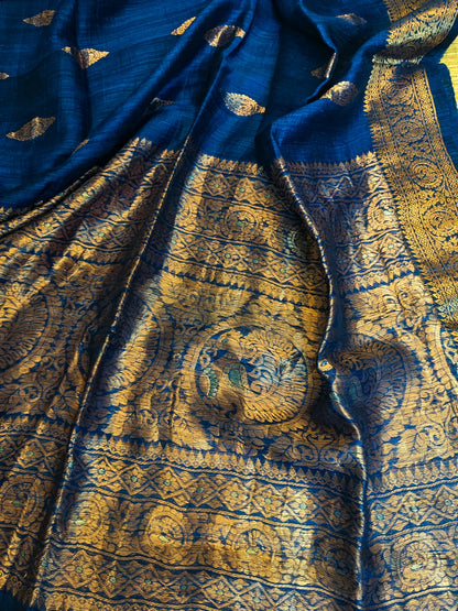 Premium pure Matka silk Benarasi saree with running Matka blouse piece by Rihyaaz