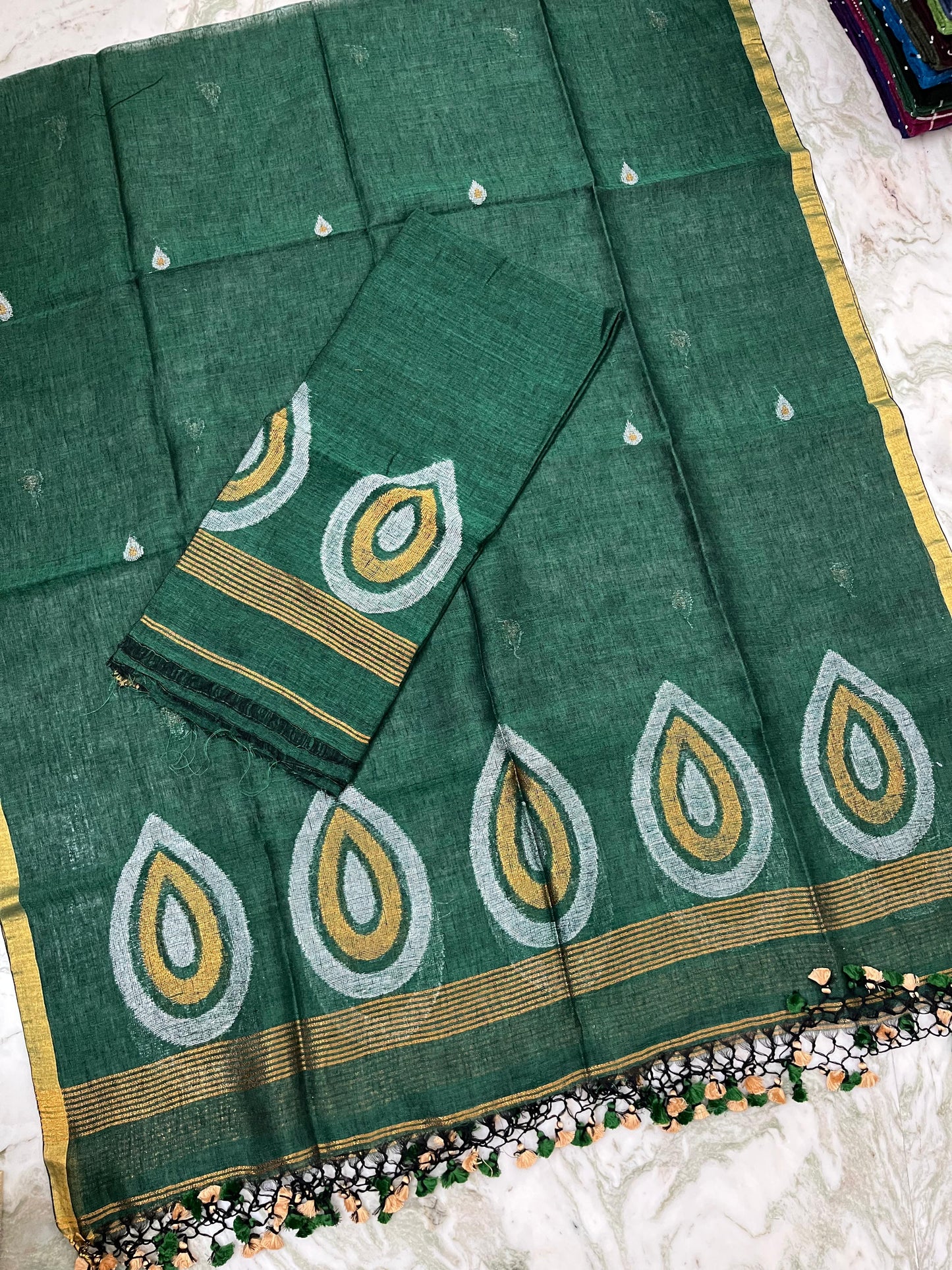 𝓑𝓲𝓷𝓭𝓾 – The Drop-Shaped Zari Weaved Elegance