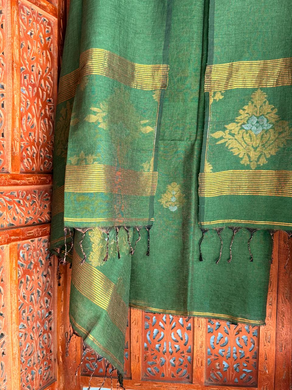 Jarau green organic 100 count linen by linen 2-piece suit with all-over needle Jamdani weaving on kurta and antique zari Meenakari work on both sides of the dupatta by Rihyaaz.