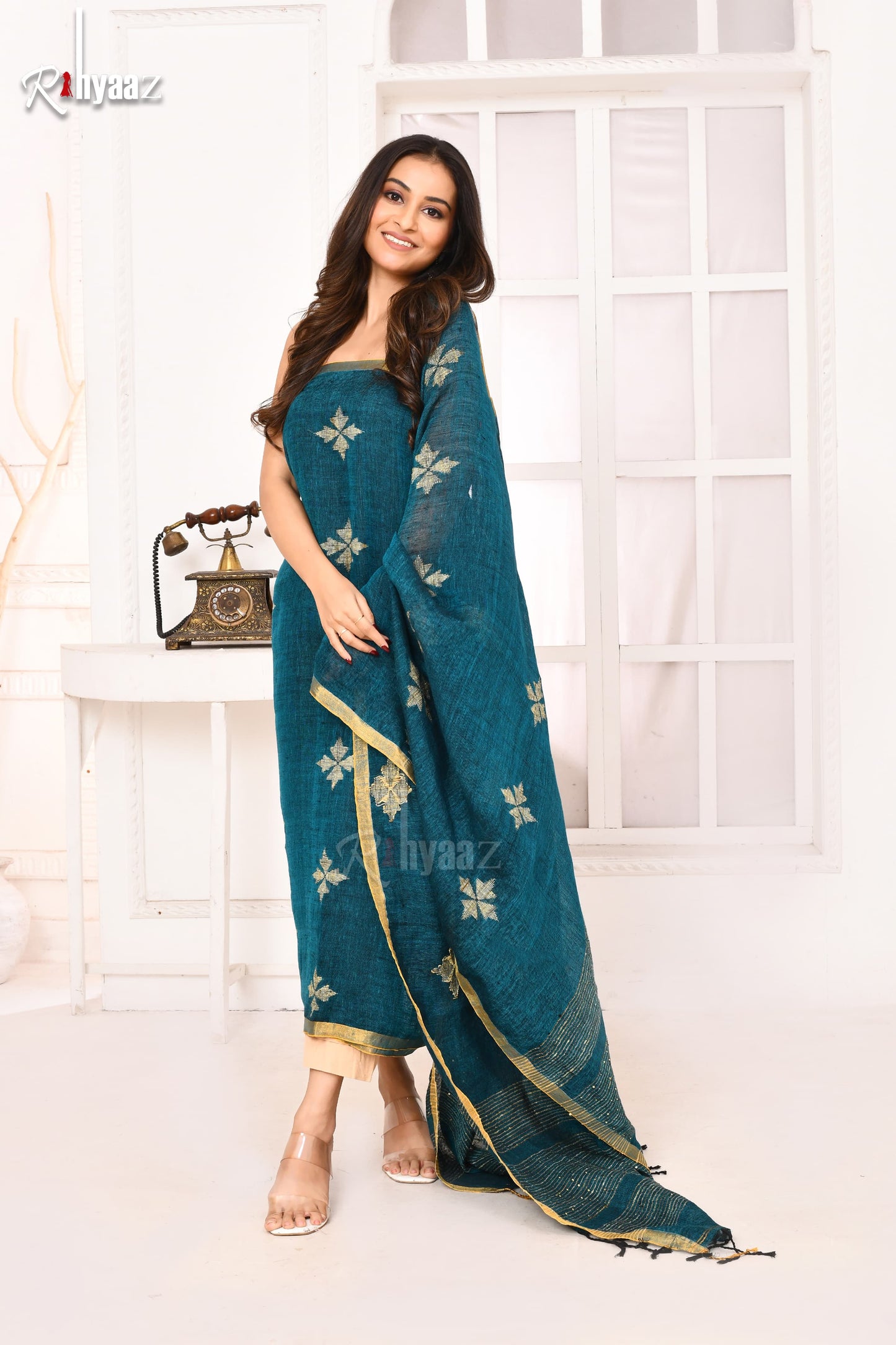 𝓟𝓪𝓵𝓪𝓼𝓱 – Ketiya Tussar Floral & Sequin Weaved Linen Jamdani Suits