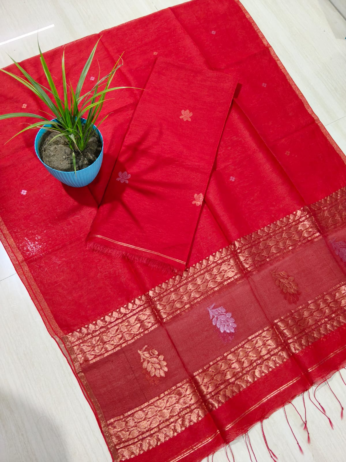 Rashi Silk Linen Lotus Jamdani Suit Set by Rihyaaz featuring a 3-meter silk linen top with a 2.5-meter tassel dupatta, showcasing elegant handwoven Lotus Jamdani craftsmanship.