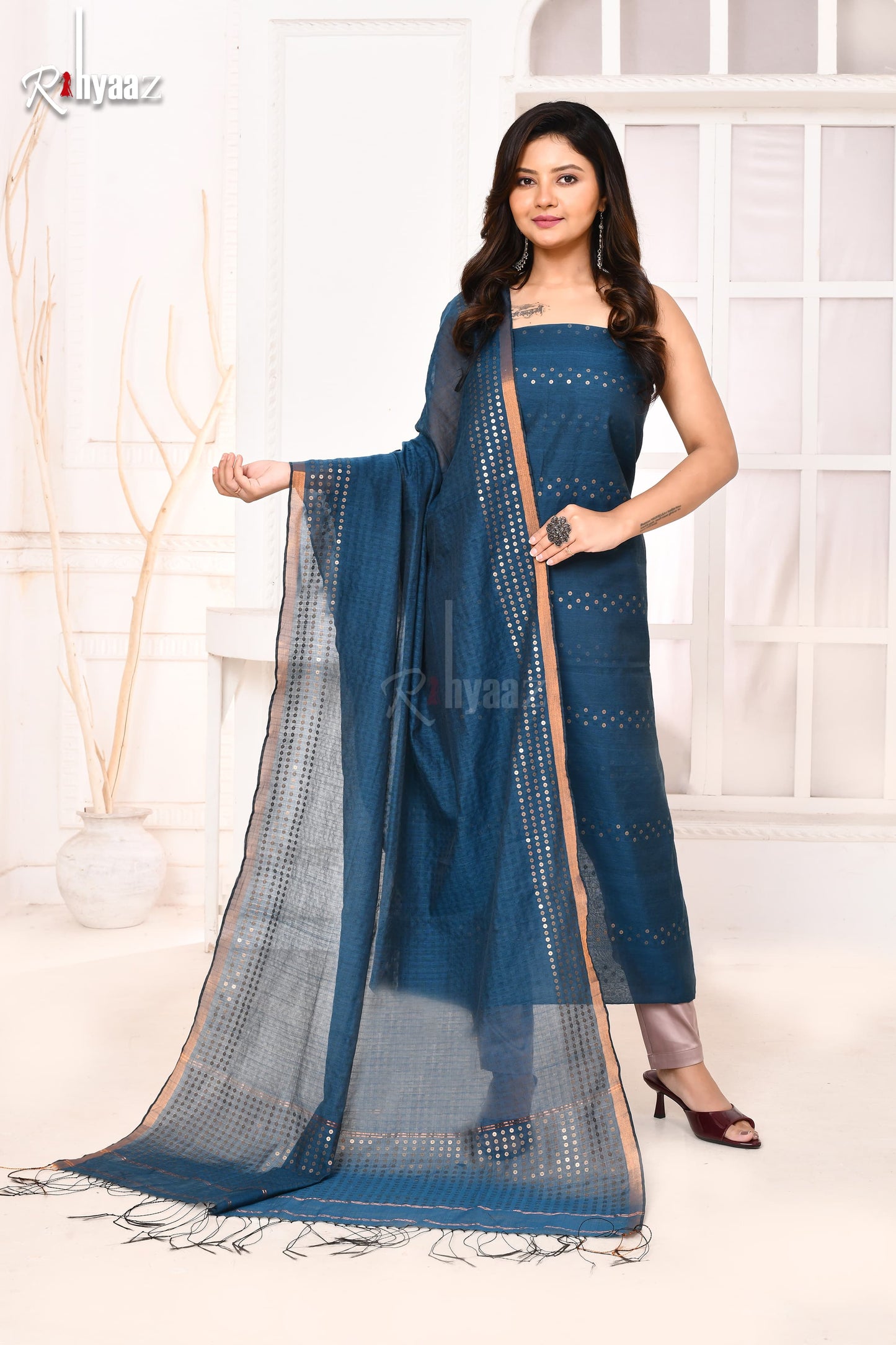 𝓗𝓮𝓮𝓻  Checkered tussar muslin suits with sequin Weaving