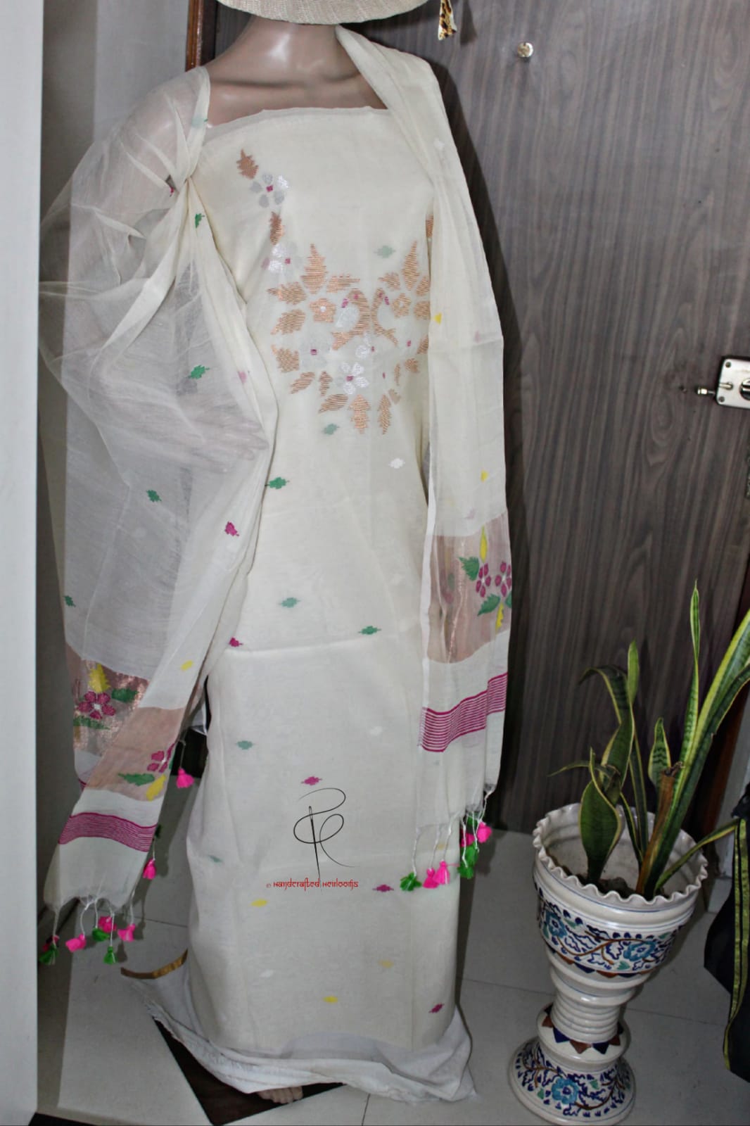 Chehak - muslin dual zari with meenakari handweave.
dupatta comes with tissue palla.