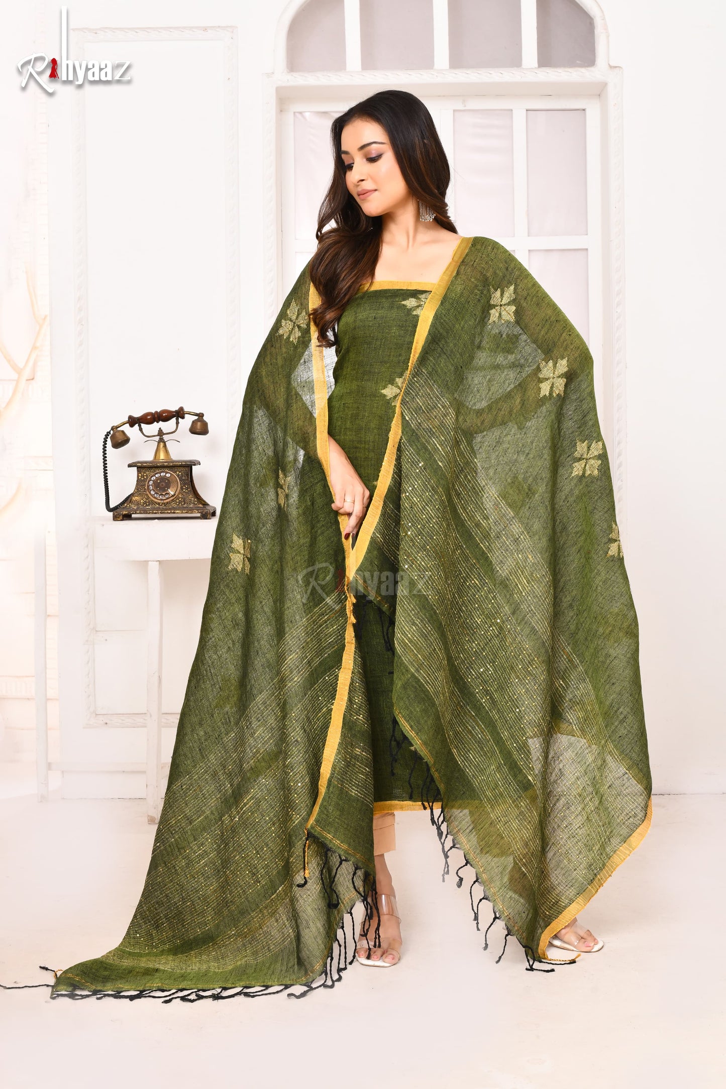 𝓟𝓪𝓵𝓪𝓼𝓱 – Ketiya Tussar Floral & Sequin Weaved Linen Jamdani Suits