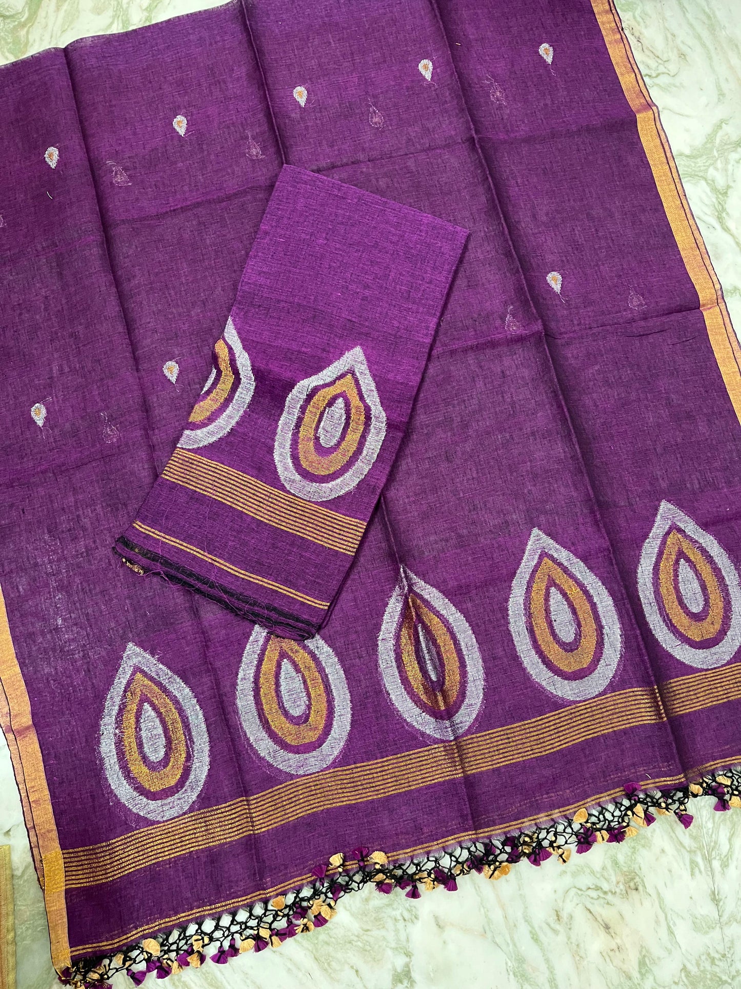 𝓑𝓲𝓷𝓭𝓾 – The Drop-Shaped Zari Weaved Elegance